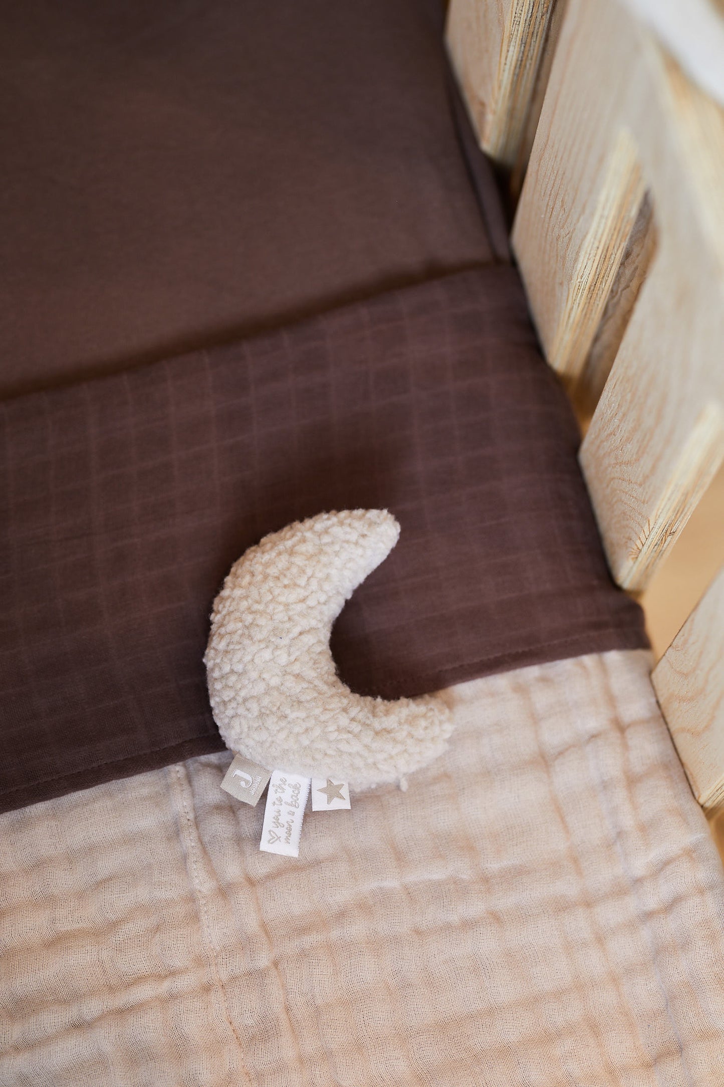 Rattle Moon | nougat