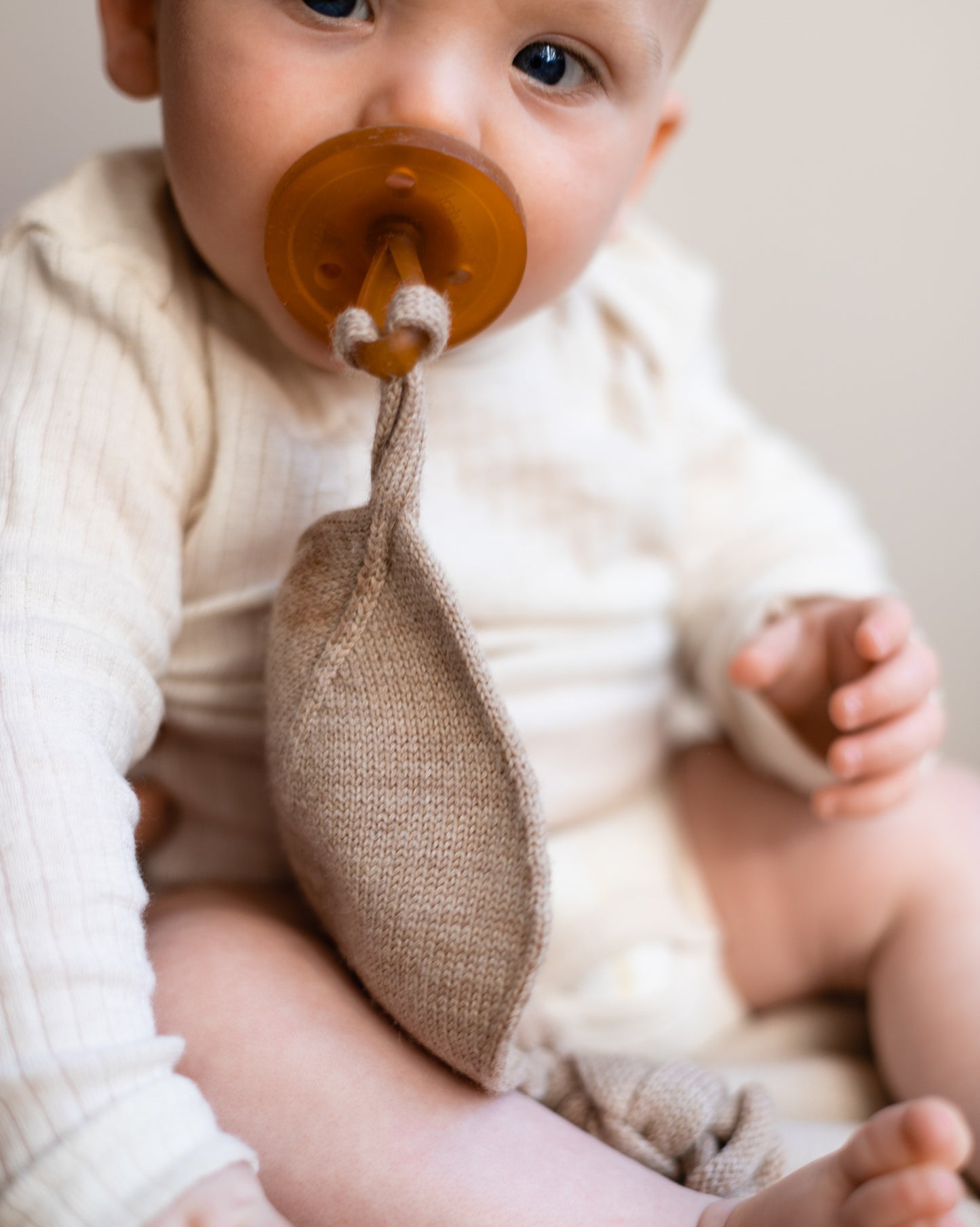 Pacifier holder 'Titi Comforter Sand' Merinowool