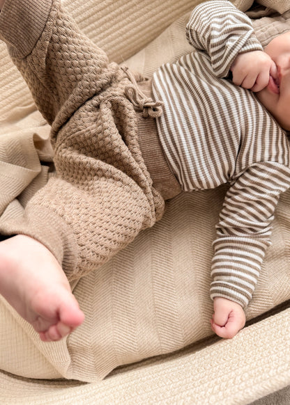 Merinowolle Seide Wickel-Bodysuit | Dunkelbeige gestreift