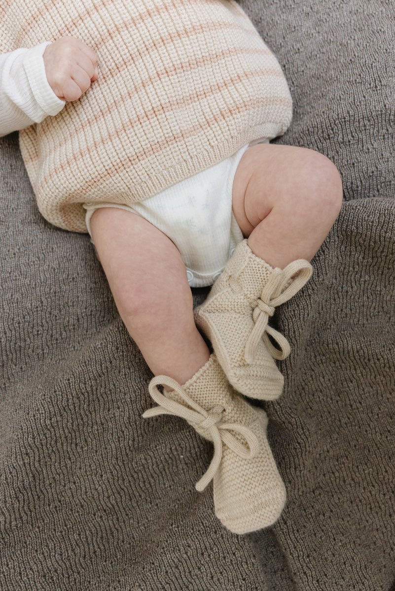 Hvid Strickschuhe Merinowolle ‚Booties‘ | Cream