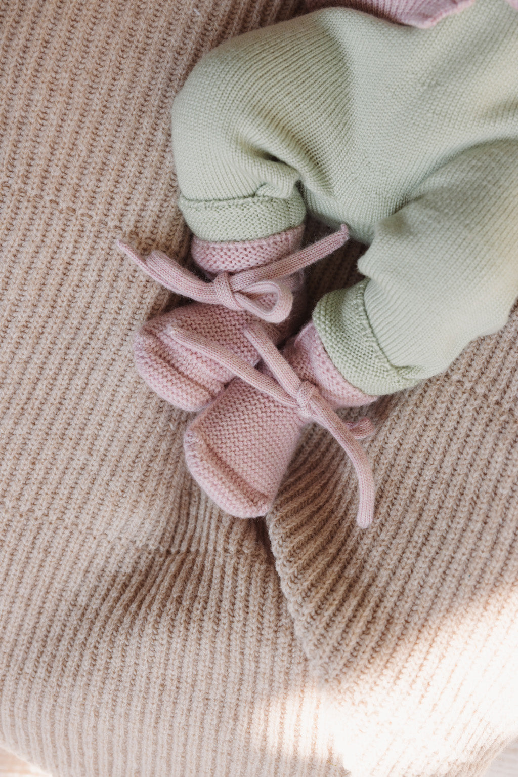 Strickschuhe ‚Booties Powder‘ Merinowool