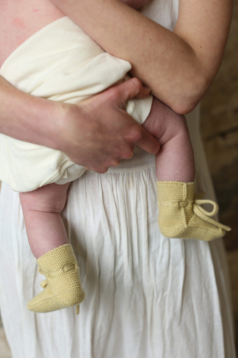 Hvid Strickschuhe Merinowolle ‚Booties‘ | Light Yellow