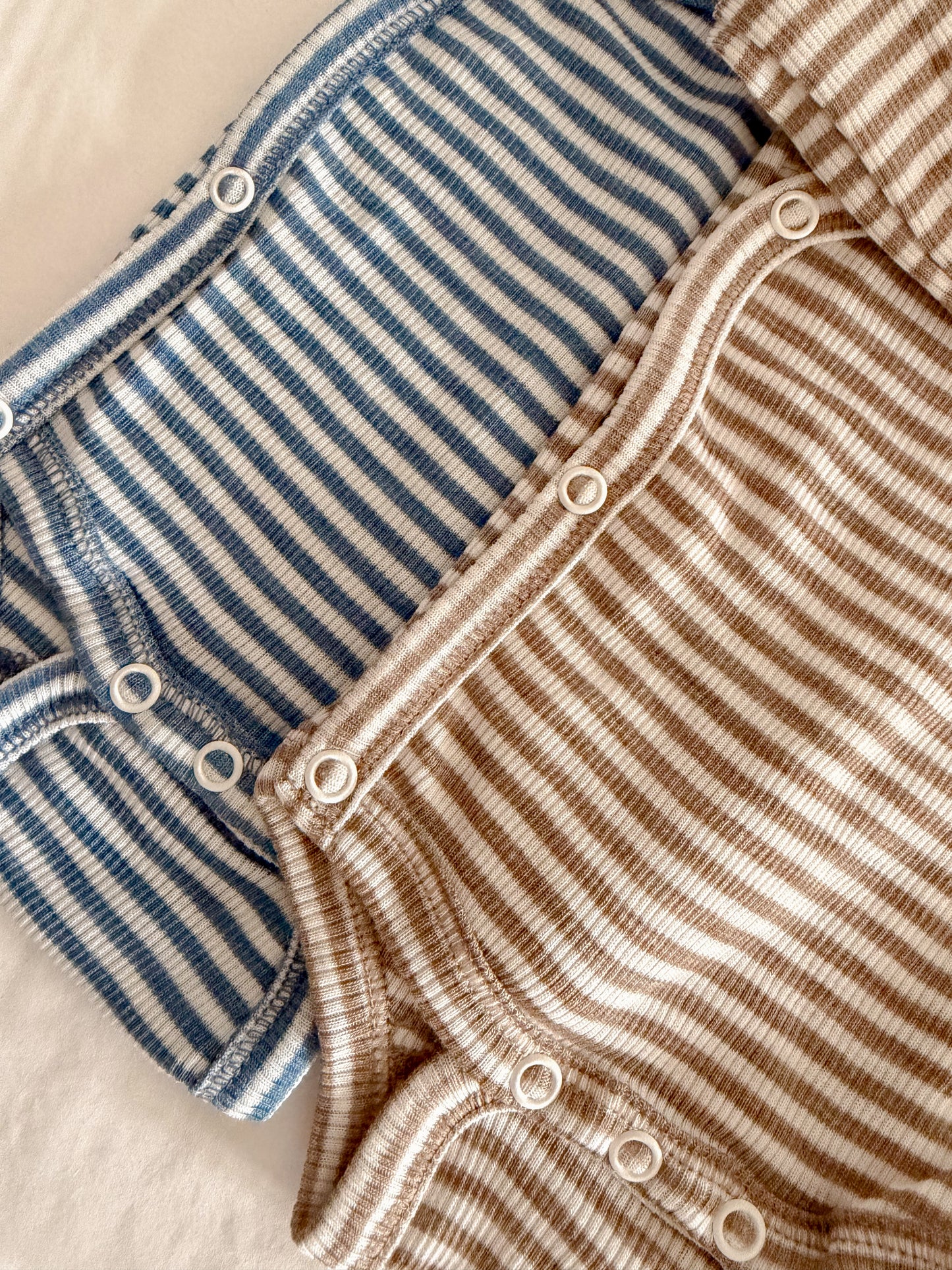 Merinowolle Seide Wickel-Bodysuit | Dunkelbeige gestreift